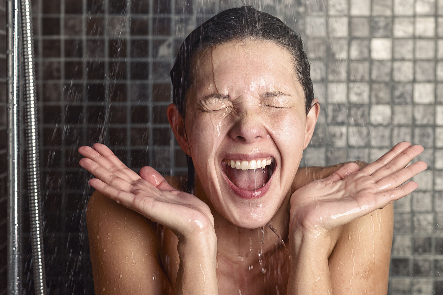 Se rincer les cheveux à l'eau froide, bonne ou mauvaise idée ?