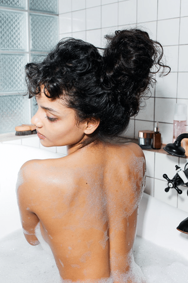 Se laver les cheveux tous les jours : une mauvaise habitude ?