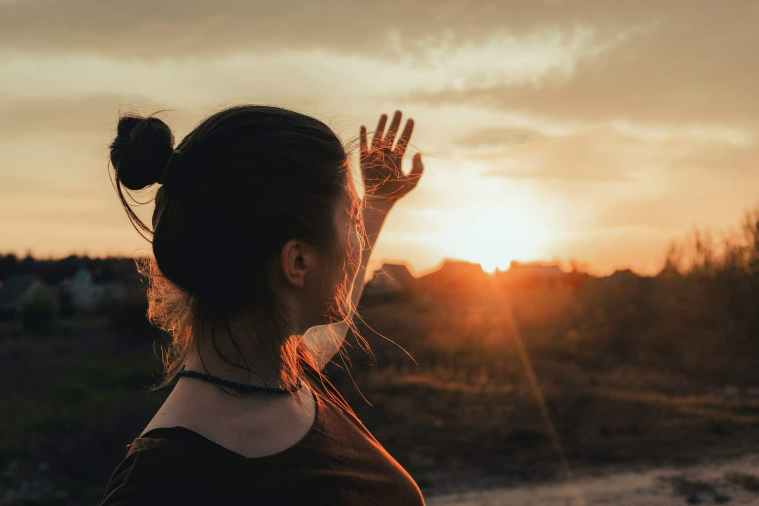 Quels sont les dangers du soleil pour les cheveux et comment s'en protéger ?