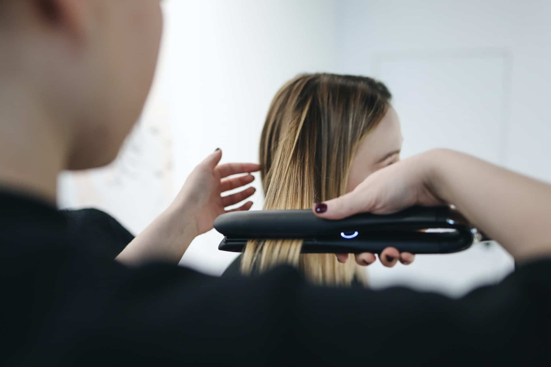 Lisseur, sèche-cheveux... Faut-il les éviter et comment les remplacer ?