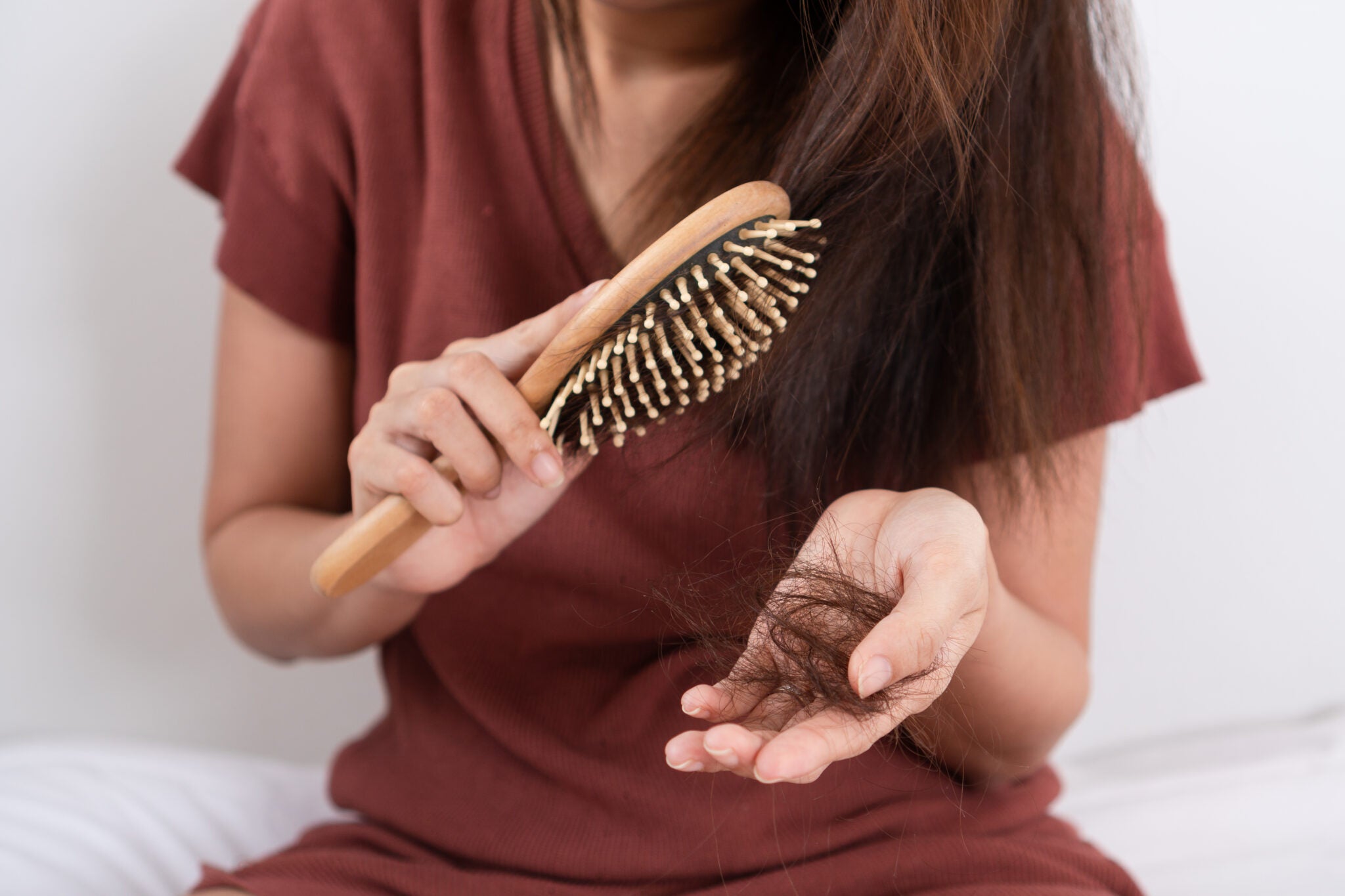 Chute de cheveux : les causes et moyens d'y remédier